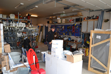 Bild på Thomas i garaget